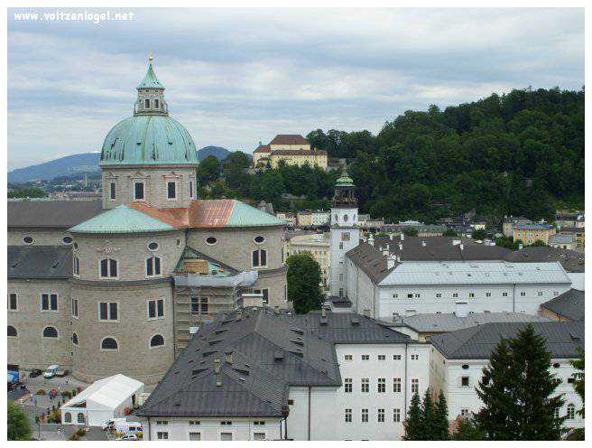Vue panoramique de la forteresse Hohensalzburg surplombant la vieille ville historique de Salzbourg.