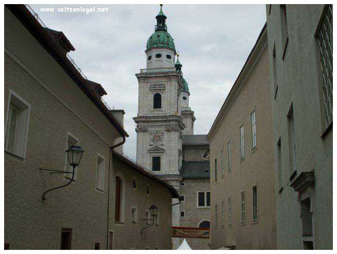 Vue panoramique de la forteresse Hohensalzburg surplombant la vieille ville historique de Salzbourg.
