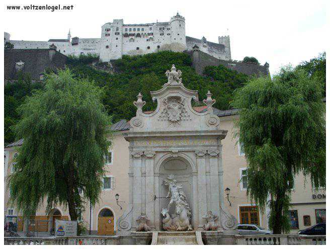 Vue panoramique de la forteresse Hohensalzburg surplombant la vieille ville historique de Salzbourg.