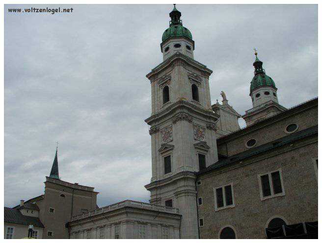 Vue panoramique de la forteresse Hohensalzburg surplombant la vieille ville historique de Salzbourg.