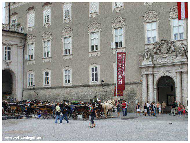 Vue panoramique de la forteresse Hohensalzburg surplombant la vieille ville historique de Salzbourg.
