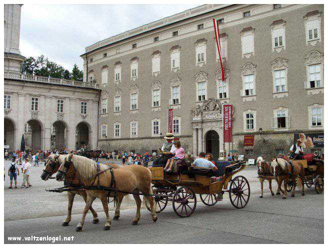 Vue panoramique de la forteresse Hohensalzburg surplombant la vieille ville historique de Salzbourg.