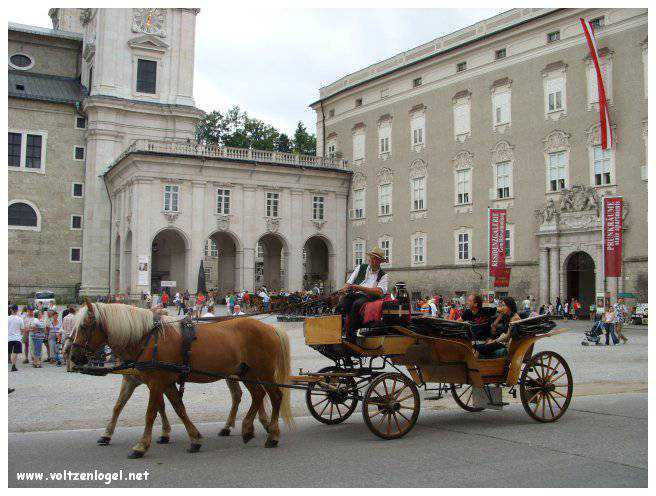 Vue panoramique de la forteresse Hohensalzburg surplombant la vieille ville historique de Salzbourg.