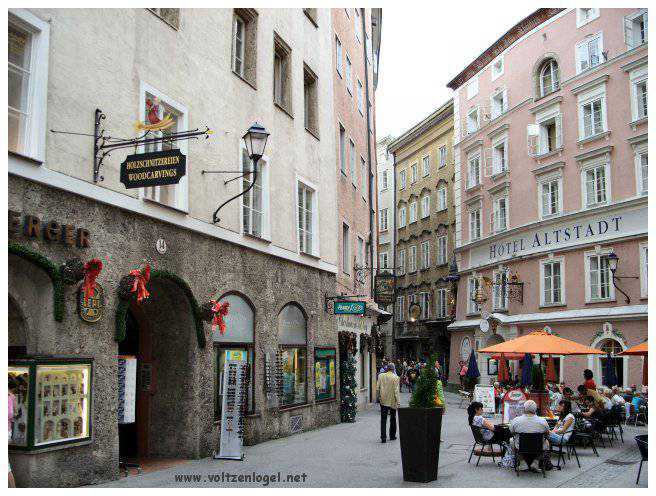 Vue panoramique de la forteresse Hohensalzburg surplombant la vieille ville historique de Salzbourg.