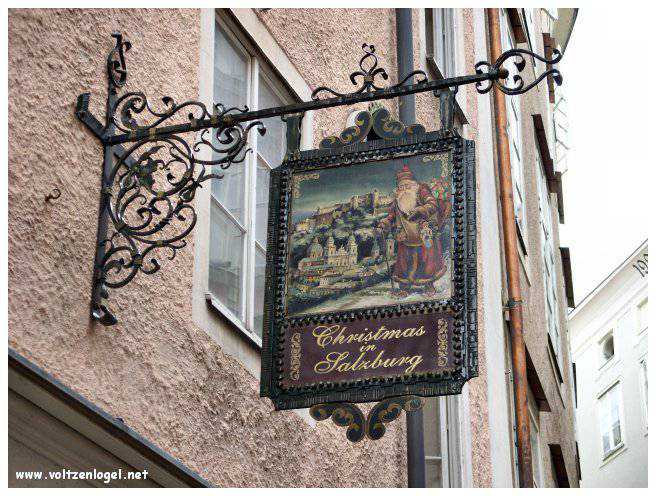 Vue panoramique de la forteresse Hohensalzburg surplombant la vieille ville historique de Salzbourg.