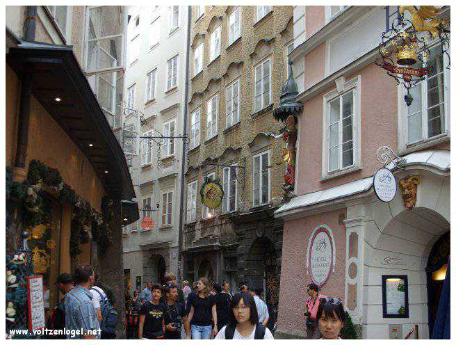 Vue panoramique de la forteresse Hohensalzburg surplombant la vieille ville historique de Salzbourg.