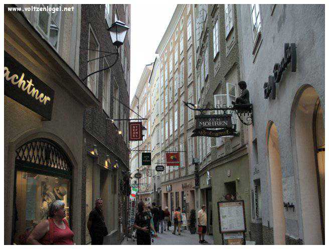 Vue panoramique de la forteresse Hohensalzburg surplombant la vieille ville historique de Salzbourg.