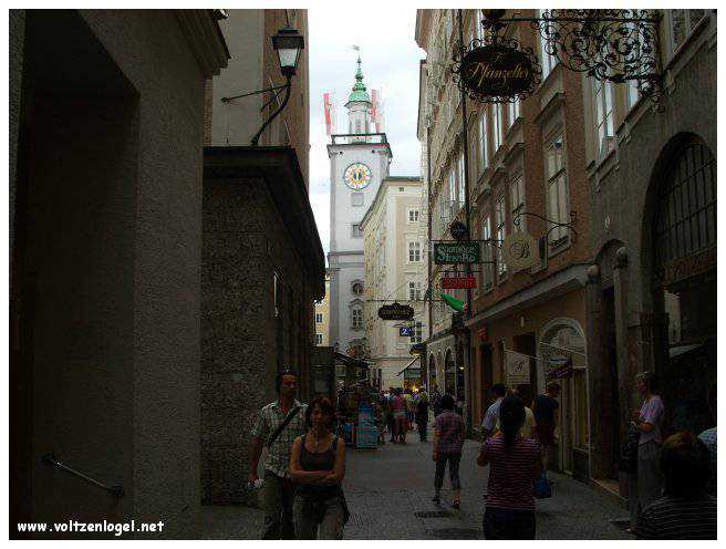 Vue panoramique de la forteresse Hohensalzburg surplombant la vieille ville historique de Salzbourg.