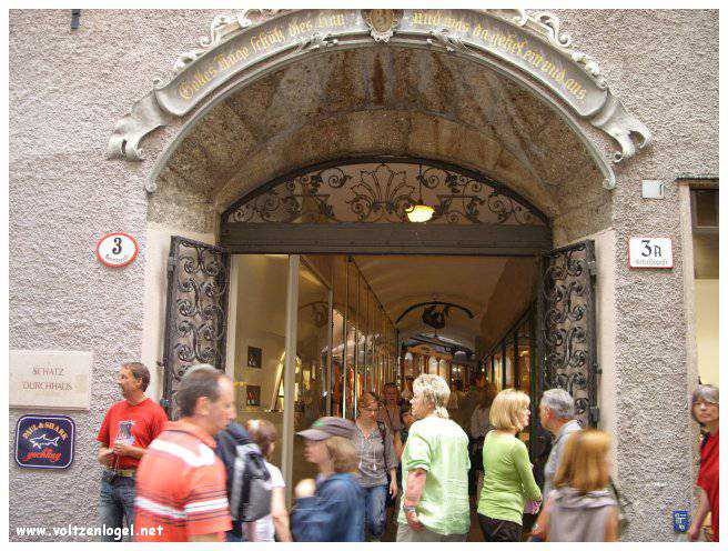 Vue panoramique de la forteresse Hohensalzburg surplombant la vieille ville historique de Salzbourg.