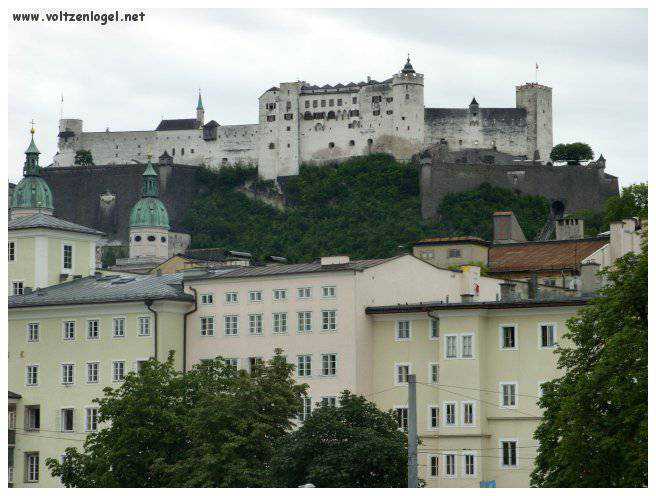 Vue panoramique de la forteresse Hohensalzburg surplombant la vieille ville historique de Salzbourg.