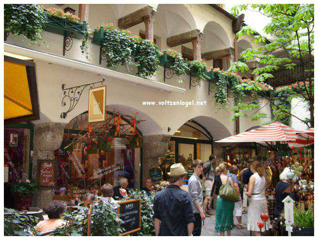 Vue panoramique de la forteresse Hohensalzburg surplombant la vieille ville historique de Salzbourg.