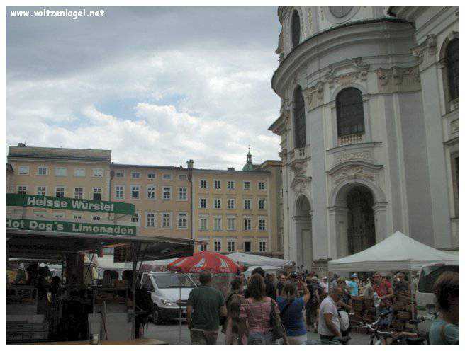 Vue panoramique de la forteresse Hohensalzburg surplombant la vieille ville historique de Salzbourg.