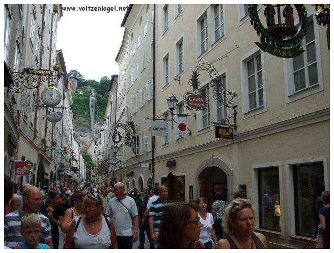 Vue panoramique de la forteresse Hohensalzburg surplombant la vieille ville historique de Salzbourg.