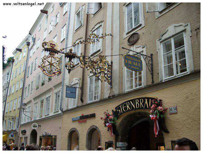 Vue panoramique de la forteresse Hohensalzburg surplombant la vieille ville historique de Salzbourg.