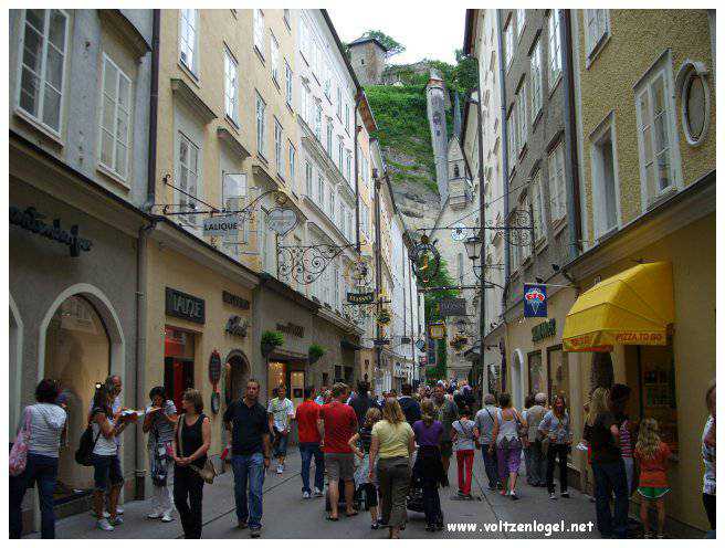 Vue panoramique de la forteresse Hohensalzburg surplombant la vieille ville historique de Salzbourg.