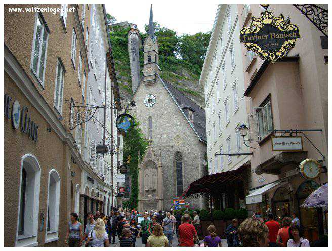 Vue panoramique de la forteresse Hohensalzburg surplombant la vieille ville historique de Salzbourg.