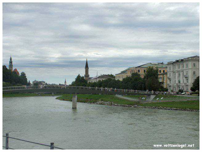 Vue panoramique de la forteresse Hohensalzburg surplombant la vieille ville historique de Salzbourg.