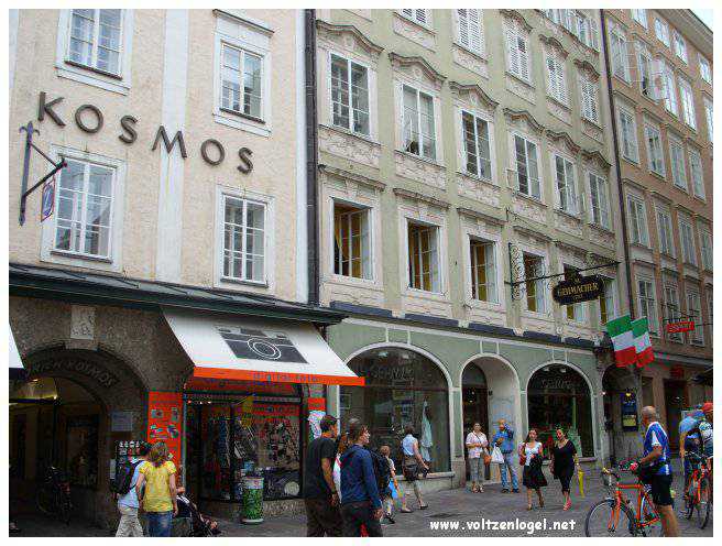 Vue panoramique de la forteresse Hohensalzburg surplombant la vieille ville historique de Salzbourg.