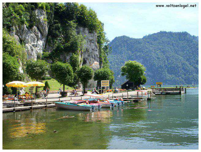 Château d'Ort dominant majestueusement le lac Traunsee en Autriche
