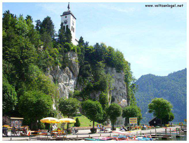 Château de Gmunden surplombant le lac Traunsee, emblème de l'histoire autrichienne et de sa beauté naturelle.