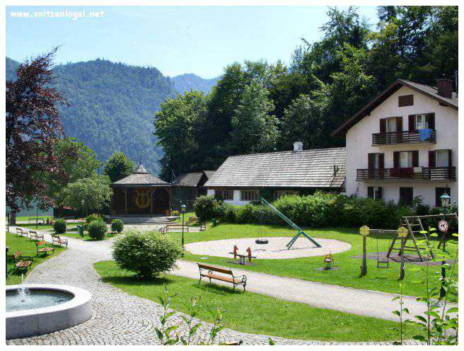 Vue panoramique du lac Traunsee et des Alpes de Salzbourg, symboles de la beauté naturelle autrichienne.