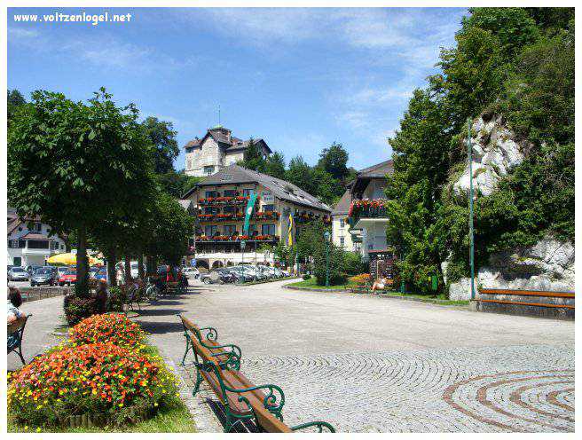 Vue panoramique du lac Traunsee et des Alpes de Salzbourg, symboles de la beauté naturelle autrichienne.