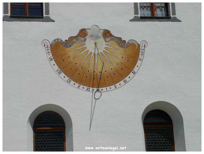 Vue panoramique du lac Traunsee et des Alpes de Salzbourg, symboles de la beauté naturelle autrichienne.
