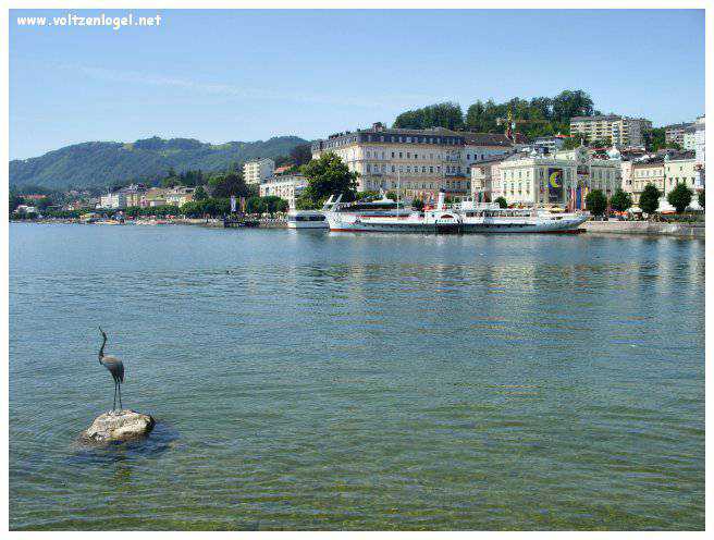 Vue panoramique du lac Traunsee et des Alpes de Salzbourg, symboles de la beauté naturelle autrichienne.