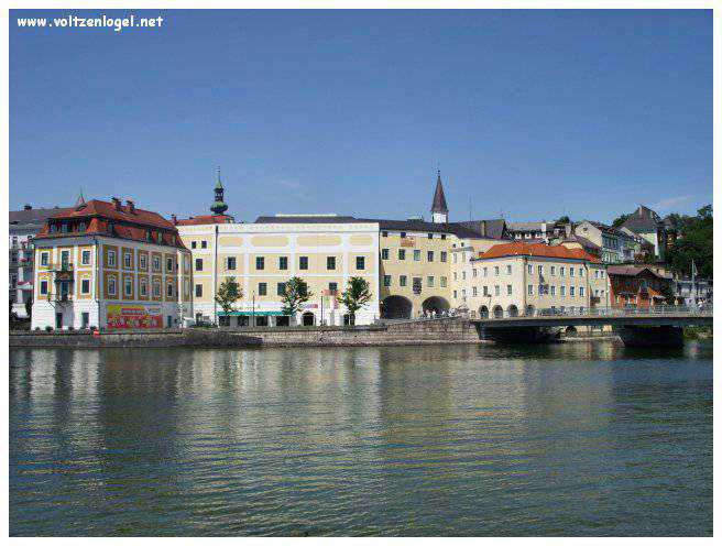 Vue panoramique du lac Traunsee et des Alpes de Salzbourg, symboles de la beauté naturelle autrichienne.