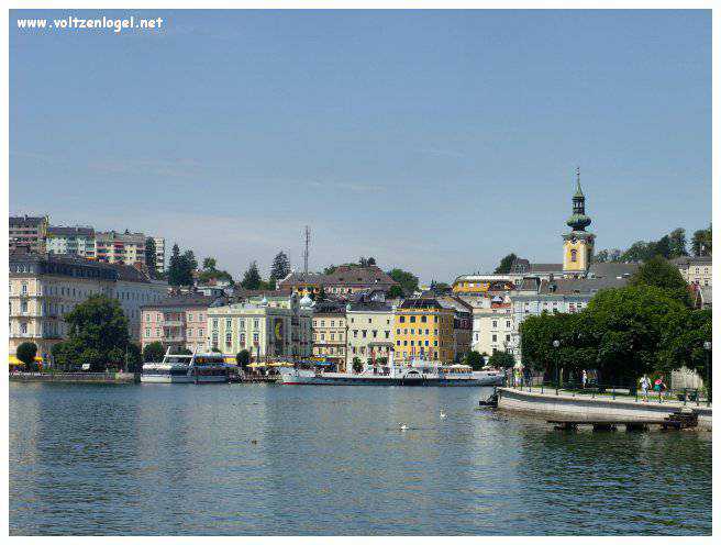 Vue panoramique du lac Traunsee et des Alpes de Salzbourg, symboles de la beauté naturelle autrichienne.