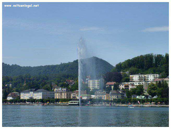 Vue panoramique du lac Traunsee et des Alpes de Salzbourg, symboles de la beauté naturelle autrichienne.