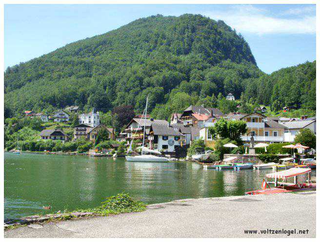 Vue panoramique sur le Traunsee et Gmunden, destination culturelle et naturelle