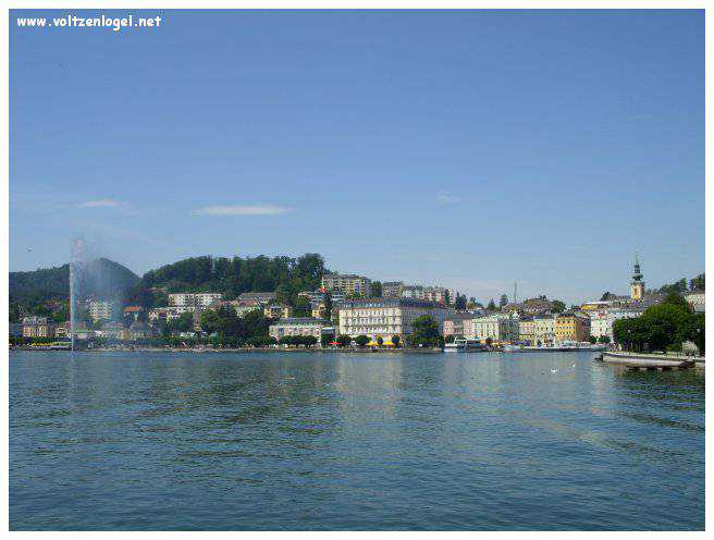 Vue panoramique du lac Traunsee et des Alpes de Salzbourg, symboles de la beauté naturelle autrichienne.