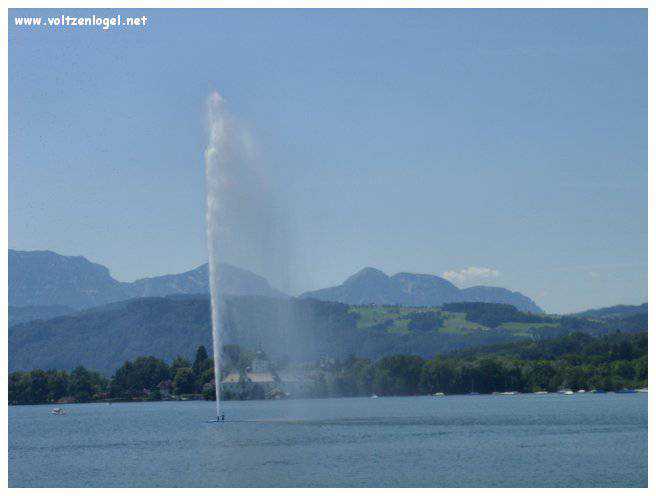 Vue panoramique du lac Traunsee et des Alpes de Salzbourg, symboles de la beauté naturelle autrichienne.