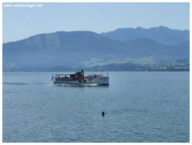 Vue panoramique du lac Traunsee et des Alpes de Salzbourg, symboles de la beauté naturelle autrichienne.