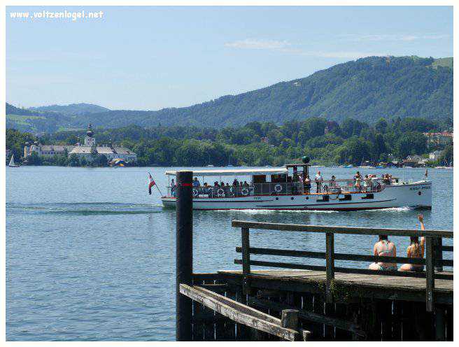 Vue panoramique du lac Traunsee et des Alpes de Salzbourg, symboles de la beauté naturelle autrichienne.