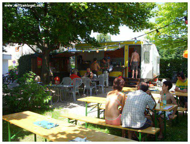 Vue panoramique du lac Traunsee et des Alpes de Salzbourg, symboles de la beauté naturelle autrichienne.