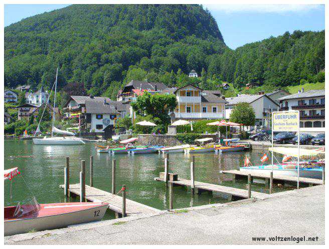 Vue panoramique du lac Traunsee et des Alpes de Salzbourg, symboles de la beauté naturelle autrichienne.