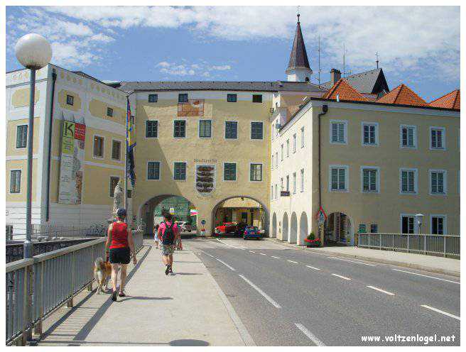 Vue panoramique du lac Traunsee et des Alpes de Salzbourg, symboles de la beauté naturelle autrichienne.