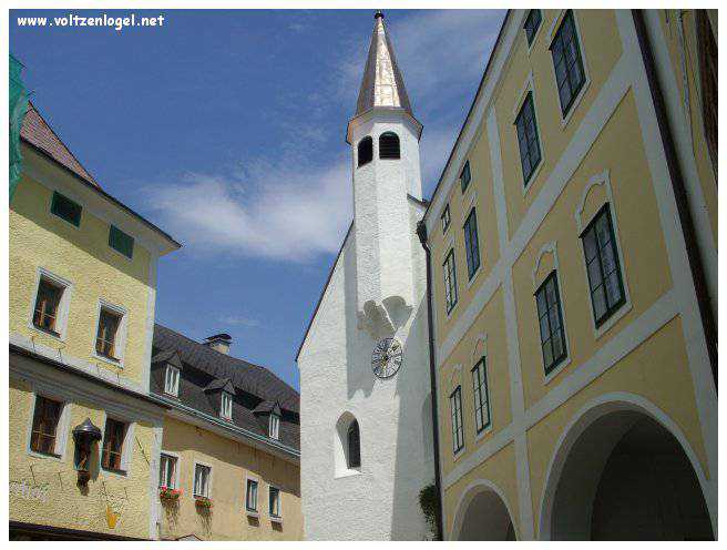 Vue panoramique du lac Traunsee et des Alpes de Salzbourg, symboles de la beauté naturelle autrichienne.
