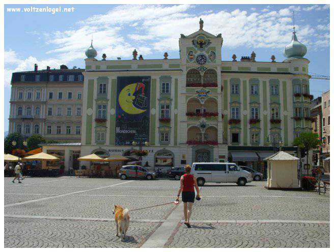 Vue panoramique du lac Traunsee et des Alpes de Salzbourg, symboles de la beauté naturelle autrichienne.