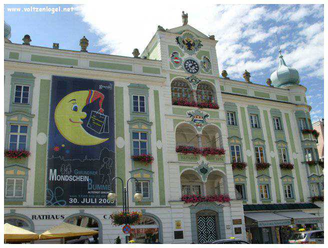 Vue panoramique du lac Traunsee et des Alpes de Salzbourg, symboles de la beauté naturelle autrichienne.