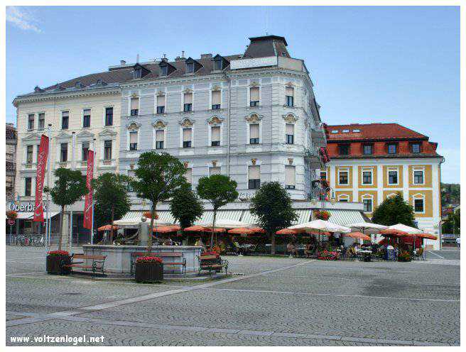 Vue panoramique du lac Traunsee et des Alpes de Salzbourg, symboles de la beauté naturelle autrichienne.