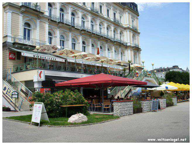 Vue panoramique du lac Traunsee et des Alpes de Salzbourg, symboles de la beauté naturelle autrichienne.
