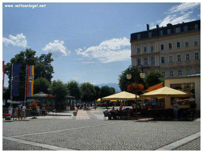 Vue panoramique du lac Traunsee et des Alpes de Salzbourg, symboles de la beauté naturelle autrichienne.