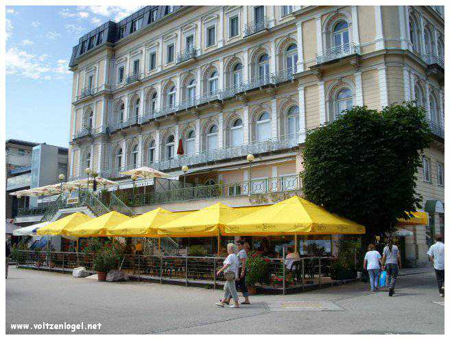 Vue panoramique du lac Traunsee et des Alpes de Salzbourg, symboles de la beauté naturelle autrichienne.