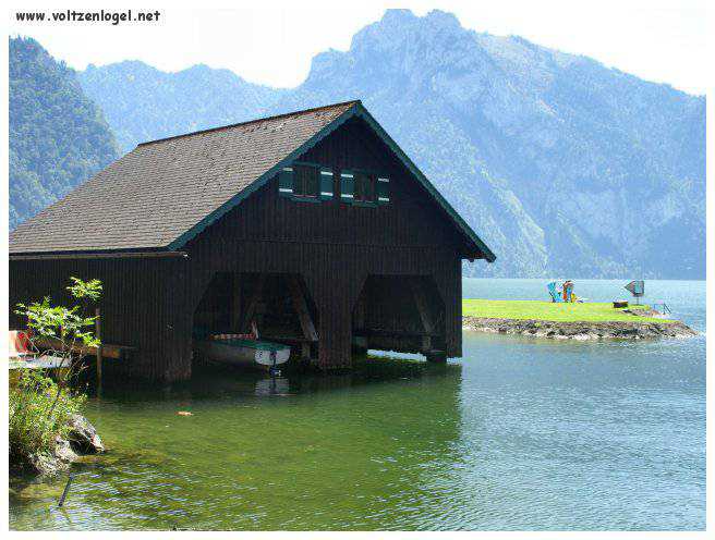 Vue panoramique du lac Traunsee et des Alpes de Salzbourg, symboles de la beauté naturelle autrichienne.