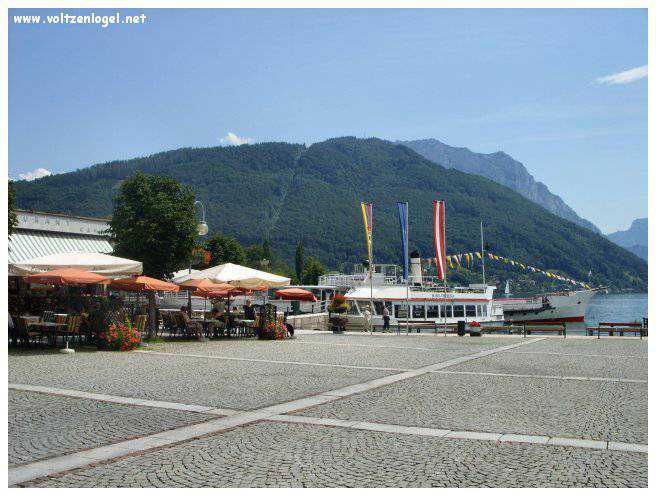 Vue panoramique du lac Traunsee et des Alpes de Salzbourg, symboles de la beauté naturelle autrichienne.