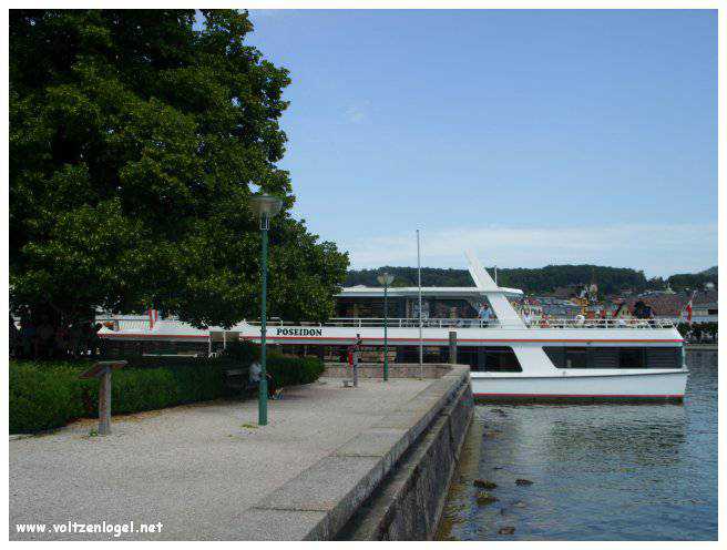 Vue panoramique du lac Traunsee et des Alpes de Salzbourg, symboles de la beauté naturelle autrichienne.