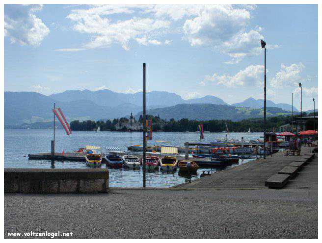 Vue panoramique du lac Traunsee et des Alpes de Salzbourg, symboles de la beauté naturelle autrichienne.